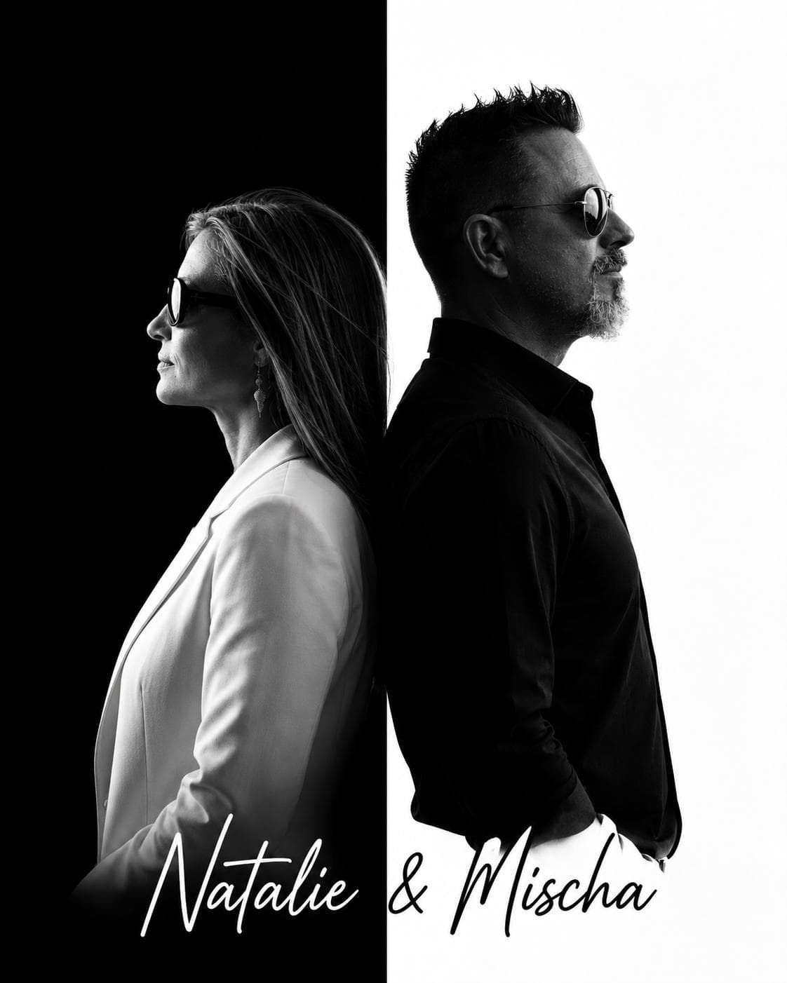 Natalie und Mischa stehen Rücken an Rücken, im Halbprofil, in Schwarz-Weiß auf geteiltem Schwarz-Weiß-Hintergrund. Im Bild die handschriftliche Signatur „Natalie & Mischa“.